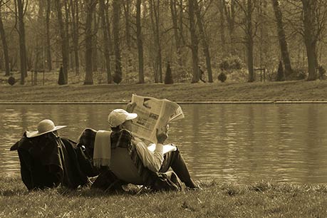 Reading the News, Versailles